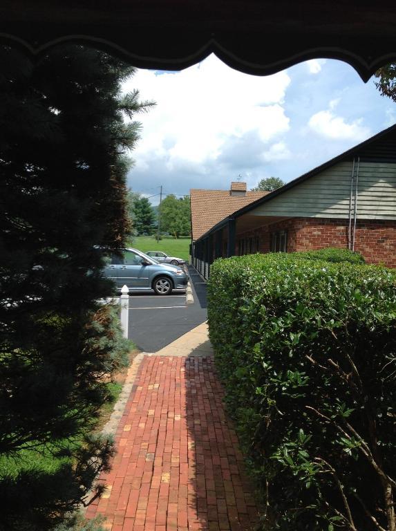 Village Inn Lovingston Exterior photo
