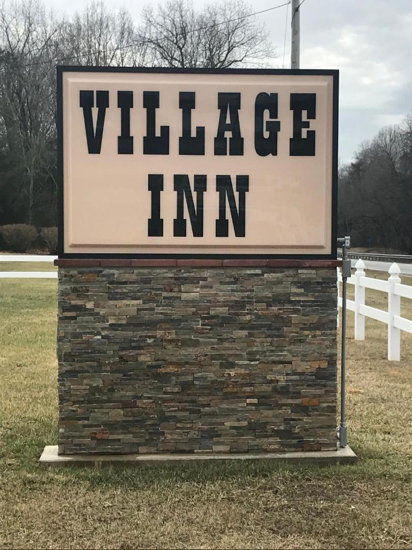 Village Inn Lovingston Exterior photo